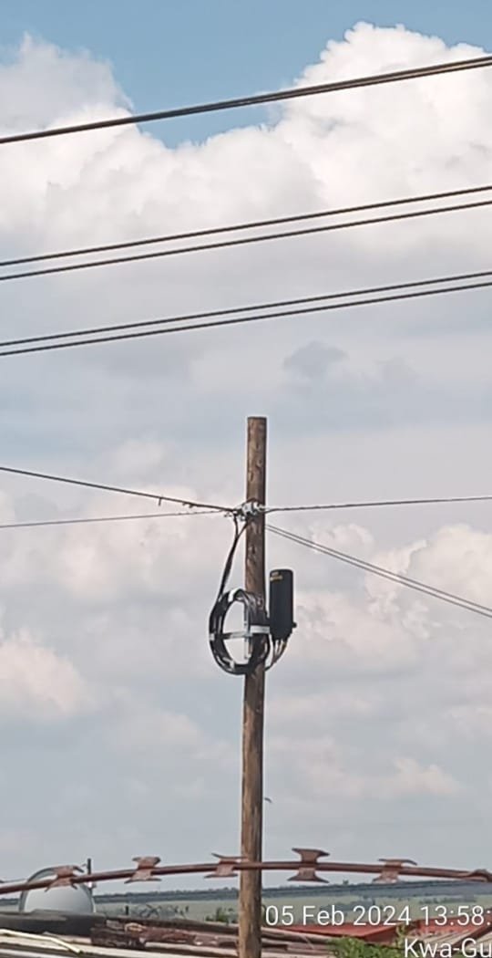 Aerial fibre splitter mounted on a pole
