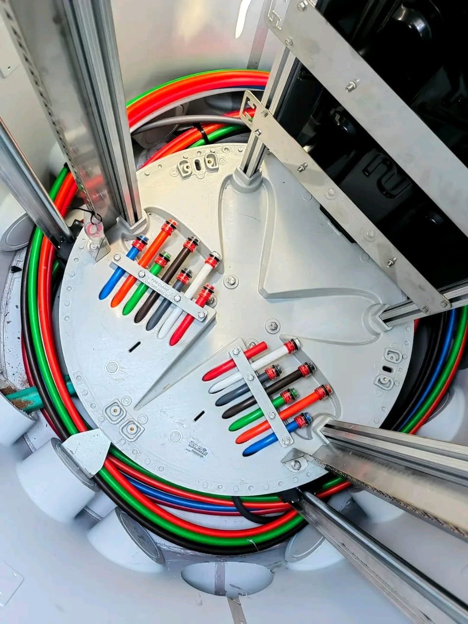 Fibre splicing and cable management inside a network chamber